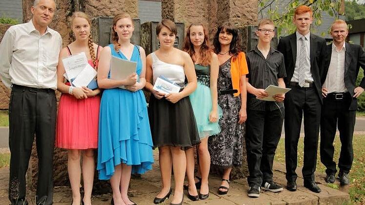 Die Klassenleiter Steffen Bahr (rechts) und Harald Sommer (von links) gratulierten Franziska Wolf (beste Absolventin M10, Durchschnitt 1,4), Maria Bauer (M10, 1,5), Ramona Scheller (M10, 1,6), Nicole Meininger (9. Klasse, 2,5), Schulleiterin Birgit Herre, Maximilian Siefert (9., 2,5) und Dominik Schäfer (Klassenbester 9., 2,1). Foto: Beatrix Lieb