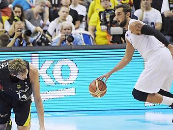 Deutschland am Boden: Dirk Nowitzki kniet, während Italiens Marco Belinelli (rechts) den Ball nach vorne dribbelt und wenig später den entscheidenden Korb erzielt.  Foto: Rainer Jensen/dpa