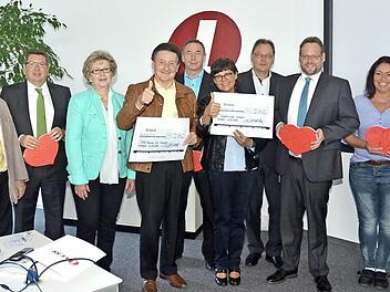 Spendenübergabe in der Firma Lear an die Suppenküche Kronach und die Aktion 1000 Herzen für Kronach. Die beiden großen Schecks erhielten Gerhard-Burkert Mazur (1000 Herzen) und Burgunde Brauer (Suppenküche Kronach). Dritter von rechts ist Lear-Werkleiter Michael Wagner. Foto: eh