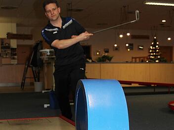Beim Salto spielt Bernd Heublein den Ring möglichst links an. Dann rollt der Ball, wenn er den Looping geschafft hat, links am Loch vorbei - und locht auf dem Rückweg geradewegs ein: ein Ass. Fotos: Sonja Adam