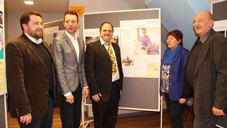 Eröffneten die Ausstellung: HPZ-Außenwohngruppenleiter Markus Kleinhenz, Bürgermeister Andreas Hügerich, Werkstätten-Mitarbeiter Franz Schmitt, HPZ-Gesamtleiterin Maria Wiehle und der Geschäftsführer der Werkstätten Sankt Joseph, Hans Vonbrunn.