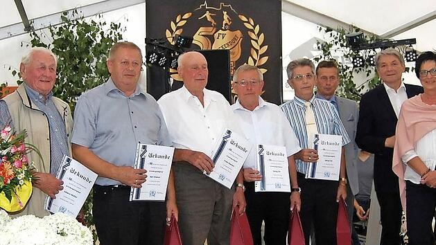 Gr&uuml;ndungsmitglieder und Offizielle (von links): MdB Emmi Zeulner, Zweiter B&uuml;rgermeister Holger Dremel, Johann M&uuml;ller, Karl Dremel, Erwin Eberlein, Georg Ott, Alfred Ott, Erster Vorsitzender Helmut Zillig, MdL Heinrich Rudrof, Zweite Vorsitzende Christine Reh, Schirmherr Pius Schmelzer Foto: p