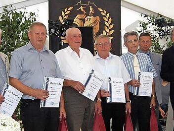 Gründungsmitglieder und Offizielle (von links): MdB Emmi Zeulner, Zweiter Bürgermeister Holger Dremel, Johann Müller, Karl Dremel, Erwin Eberlein, Georg Ott, Alfred Ott, Erster Vorsitzender Helmut Zillig, MdL Heinrich Rudrof, Zweite Vorsitzende Christine Reh, Schirmherr Pius Schmelzer Foto: p