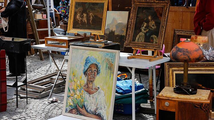 Beim Bamberger Antikmarkt kamen Liebhaber schöner alter Dinge voll auf ihre kosten. Foto: Matthias Hoch