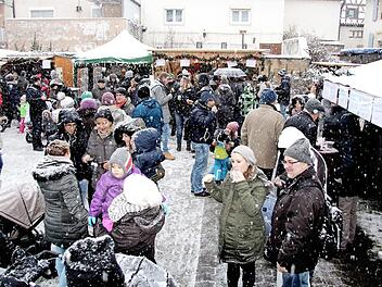 Sehr gut besucht war der Adventsmarkt in Münchaurach. Foto: Richard Sänger