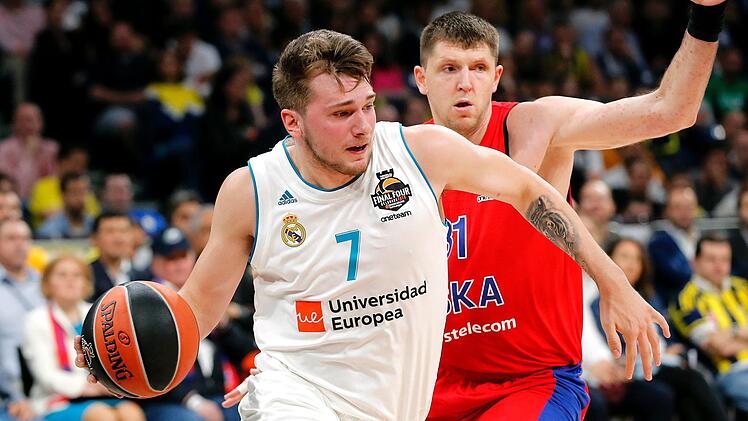 Luka Doncic (l) von Real Madrid und Victor Khryapa von ZSKA Moskau kämpfen um den Ball. Der 19-jährige Slowene wurde zum Most Valuable Player (MVP) der Euroleague-Saison gekürt und bekam auch die Auszeichnung des wertvollsten Spielers des Final-Four-Turniers. Foto: Predrag Milosavljevic/dpa