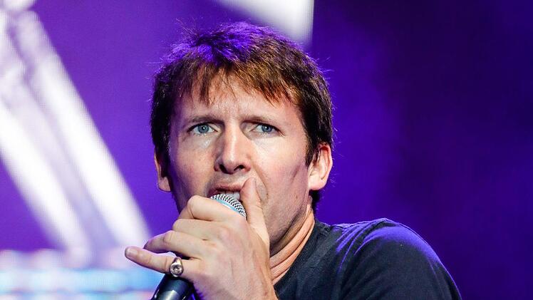Umjubeltes Konzert: James Blunt begeisterte 6000 Besucher auf dem Coburger Schlossplatz.  Foto: Matthias Hoch