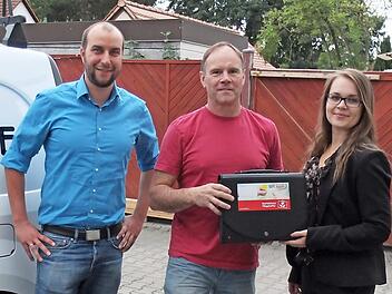 Kofferübergabe (v. l.): Tobias Alt (Regionalmanager WiR), Wolfgang Guttenberger (Malerbetrieb Guttenberger) und Anastasia Buglov (Wirtschaftsförderung Landkreis)  Foto: Landratsamt Forchheim