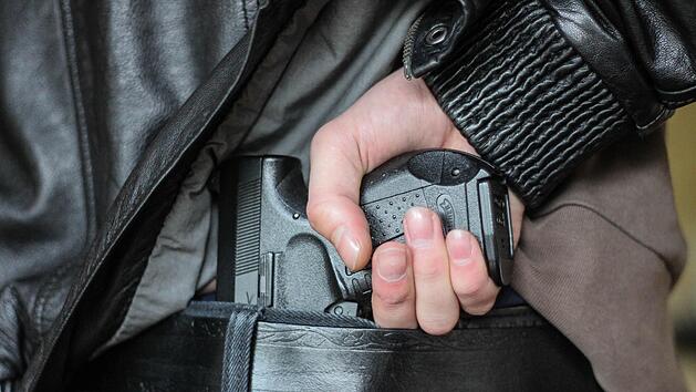 Während einer Schlägerei in Kronach hat ein Mann einen Schuss aus einer Schreckschusswaffe abgegeben, Symbolfoto: Christopher Schulz