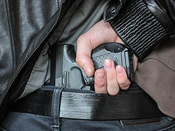 Während einer Schlägerei in Kronach hat ein Mann einen Schuss aus einer Schreckschusswaffe abgegeben, Symbolfoto: Christopher Schulz