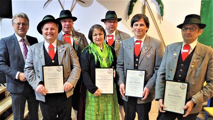 Schirmherr Rainer Detsch ehrte für 40-jährige aktive Mitarbeit Hermann Beetz, Jochen Däumer, Frank Lifka, Matthias Lifka, Astrid Rauh und Matthias Rauh.    Foto: Gerd Fleischmann