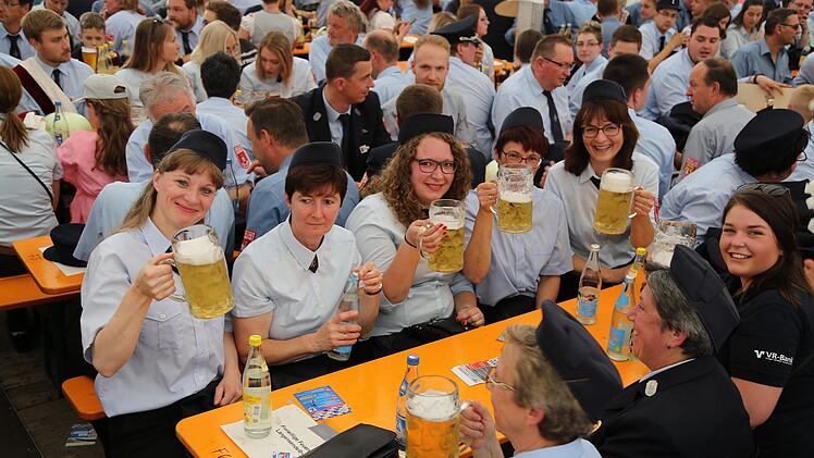 Stimmung im Festzelt Foto: Franz Galster