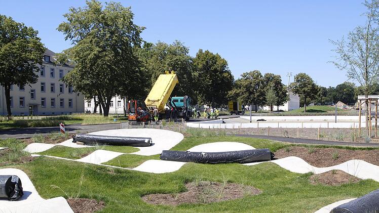 Es nimmt Formen an: Wie die Carus-Allee in Zukunft die ehemalige Ledward-Kaserne verändern wird, kann man jetzt schon klar sehen. Bis Ende des Jahres ist das grüne Band von West nach Ost fertig. Foto: Oliver Schikora