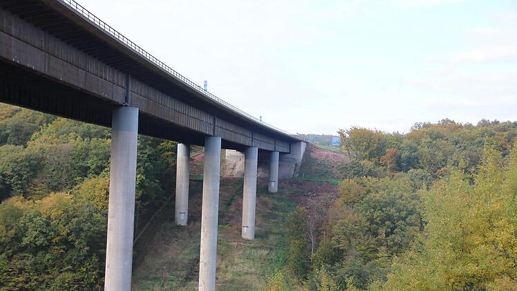 Seit kurzem laufen die Bauarbeiten zur Erneuerung der Autobahnbrücke übers Thulbatal.  Foto: Ralf Ruppert
