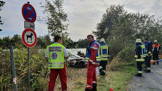 40 Feuerwehrleute und &uuml;ber 50 Rettungskr&auml;fte von Wasserwacht, BRK und DLRG waren an der Bergung des in der Kiesw&auml;sch versunkenen Autos beteiligt. Foto: Christine Fischer