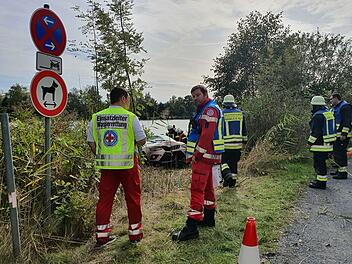 40 Feuerwehrleute und über 50 Rettungskräfte von Wasserwacht, BRK und DLRG waren an der Bergung des in der Kieswäsch versunkenen Autos beteiligt. Foto: Christine Fischer