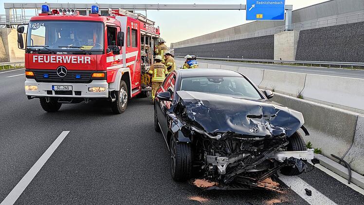 Auffahrunfall auf der A6: Fahrzeug landet auf dem Dach