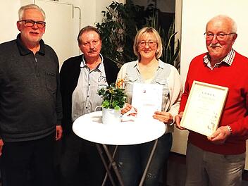 Unser Bild zeigt Schriftf&uuml;hrer Michael Schott, Vorsitzenden G&uuml;nther Bauer mit Katrin Seiferth und dem neuen Ehrenmitglied Hermann D&ouml;rfler.