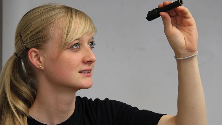 Ist der Lauf sauber? Christine Derra prüft ihre Arbeit.