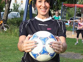 "Krallen" ausgefahren. Silke Leibold, die Torschützin zum 2:0. Fotos: Kestel