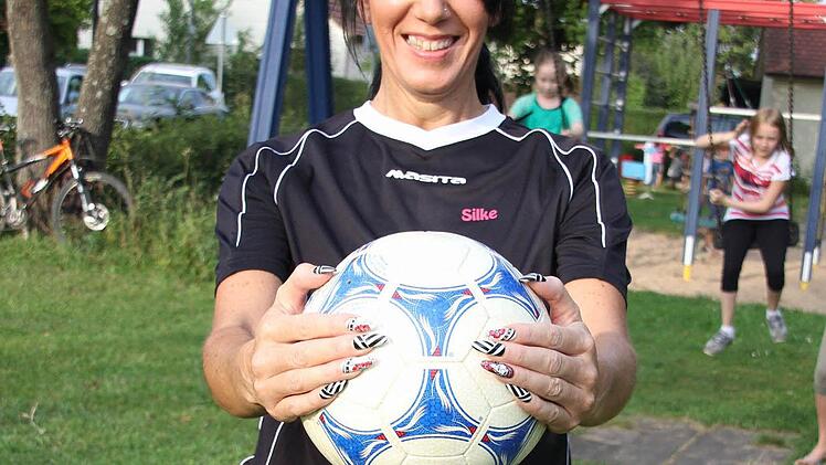 "Krallen" ausgefahren. Silke Leibold, die Torschützin zum 2:0. Fotos: Kestel