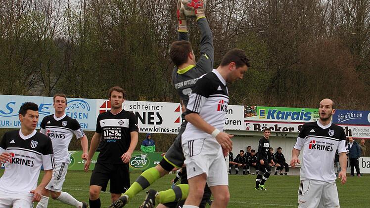 Gästekeeper Florian Nöth holt hier dem Sander Fabian Benkert den Ball vom Kopf; von links die Sander Dominik Barthund Stefan Wasser, rechts Florian Gundelsheimer.