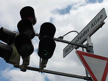 Der Grüne Pfeil an der Einmündung Heligenfelder Allee wurde durch eine eigene Ampel für die Rechtsabbieger ersetzt. Foto: Thomas Mäuser