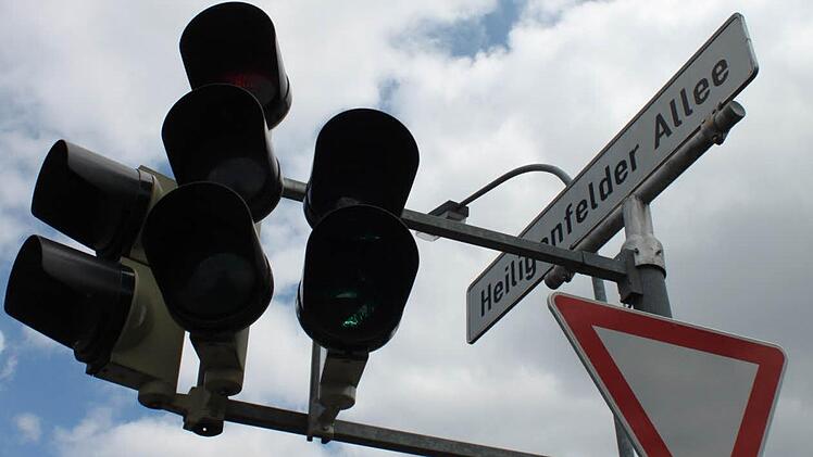 Der Grüne Pfeil an der Einmündung Heligenfelder Allee wurde durch eine eigene Ampel für die Rechtsabbieger ersetzt. Foto: Thomas Mäuser