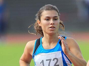Babinja Wirth vom TSV Ebermannstadt verbesserte ihre Bestzeiten über 800 und 1500 Meter.   Foto: Theo Kiefner