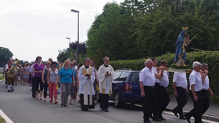 Die Marienprozession zog am Sonntagvormittag durch Lahm. Foto: Heike Schülein