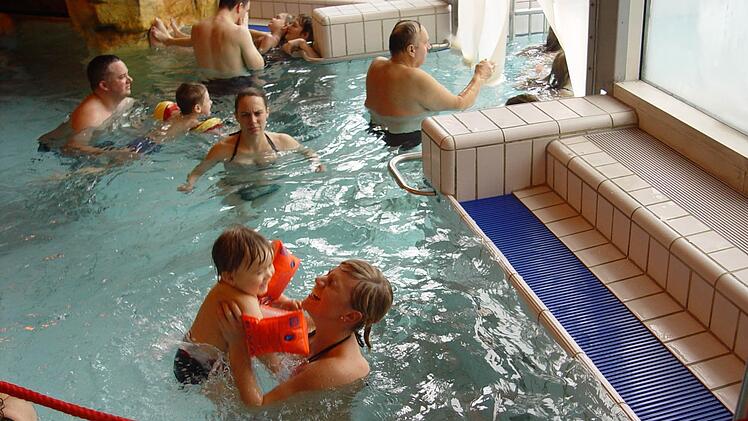 Jung und Alt tummelten sich beim Jubiläumstag der Therme "Sinnflut" in den Becken. Foto: Brigitta Kempe-Wolf
