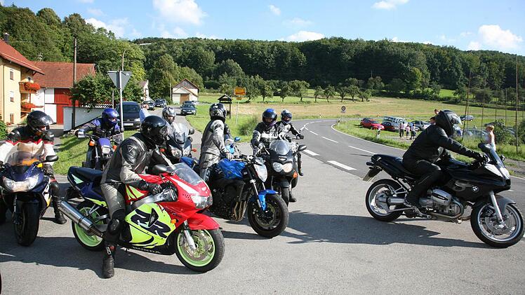 Biker-Gruppen sammeln sich und fahren den Berg wiederholt auf und ab.