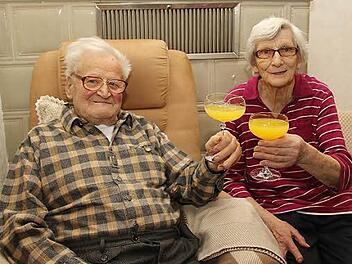 Mit seiner Frau Anni stieß Jakob Wolf auf den 90. Geburtstag an. Foto: mst