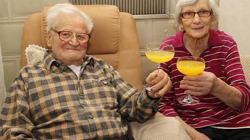 Mit seiner Frau Anni stieß Jakob Wolf auf den 90. Geburtstag an. Foto: mst