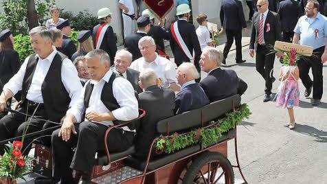 Die verdienten Mitglieder der Jubel-Wehr fuhren in der Kutsche.