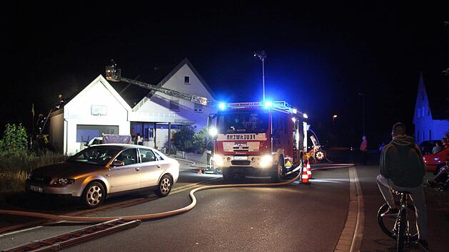 Die Feuerwehr Höchstadt konnte ein Übergreifen des Brandes auf das angrenzende Wohnhaus verhindern. Foto: NEWS5 / Schmelzer