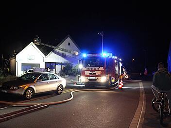 Die Feuerwehr H&ouml;chstadt konnte ein &Uuml;bergreifen des Brandes auf das angrenzende Wohnhaus verhindern. Foto: NEWS5 / Schmelzer