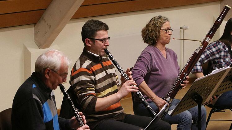 Das Orchester der Gesellschaft der Musikfreunde Neustadt probt für sein Sinfoniekonzert, das am 1. April in der Mehrzweckhalle stattfindet.Foto: Jochen Berger