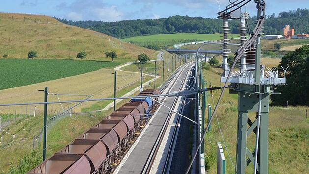Das hier bei R&ouml;dental ist eine "feste Fahrbahn", hei&szlig;t es in der Fachsprache. Dort k&ouml;nnen moderne ICE-Z&uuml;ge fahren. Im Coburger Bahnhof liegt aber Schotter in den Gleisen - deshalb kann die dritte Generation der Schnellz&uuml;ge dort nur schlecht halten. Foto: Rainer Lutz