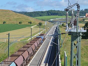 Das hier bei Rödental ist eine "feste Fahrbahn", heißt es in der Fachsprache. Dort können moderne ICE-Züge fahren. Im Coburger Bahnhof liegt aber Schotter in den Gleisen - deshalb kann die dritte Generation der Schnellzüge dort nur schlecht halten. Foto: Rainer Lutz