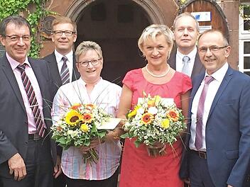 Im Vordergrund die in den Ruhestand verabschiedeten Gerhard Warmuth und Norbert Koberstein mit Ehefrauen, dahinter die Vorstände Jürgen Klubertanz und Roland Knoll  Foto: Heiko Väth