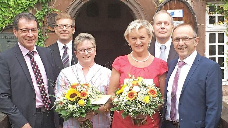 Im Vordergrund die in den Ruhestand verabschiedeten Gerhard Warmuth und Norbert Koberstein mit Ehefrauen, dahinter die Vorstände Jürgen Klubertanz und Roland Knoll  Foto: Heiko Väth