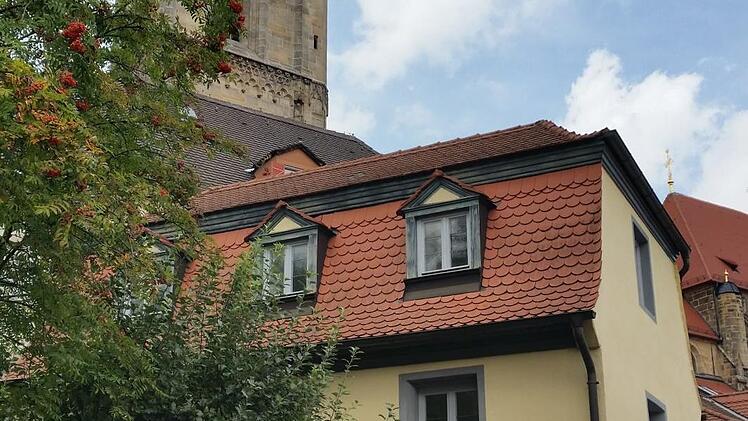 Im Keller des unscheinbaren Hauses Hölle 7 wurden um das Jahr 1700 Menschen inhaftiert. Die alten Zellen sind heute noch als solche erkennbar. Im Hintergrund sieht man die Obere Pfarre.