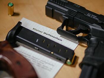 Schreckschusswaffen kaufen darf der Kunde auch ohne Kleinen Waffenschein. Nur für das Tragen in der Öffentlichkeit braucht es die Genehmigung.  Foto: Oliver Killig