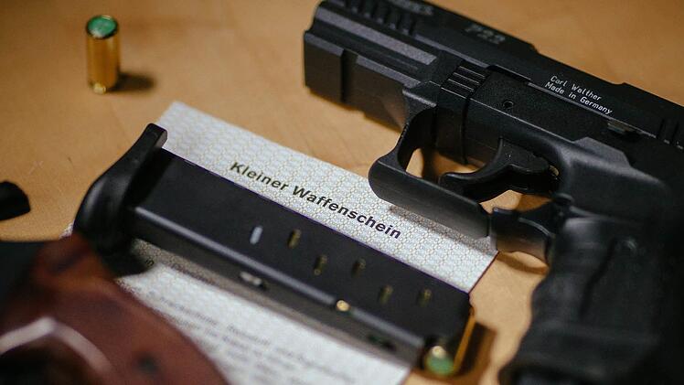 Schreckschusswaffen kaufen darf der Kunde auch ohne Kleinen Waffenschein. Nur für das Tragen in der Öffentlichkeit braucht es die Genehmigung.  Foto: Oliver Killig