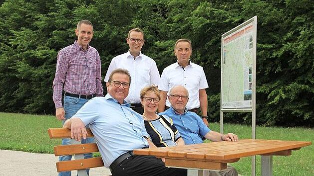 Reiner B&uuml;tterich, Franziska Schnauder-Sanke und Heinz Eschenbacher vom Verein "Die romantischen Drei" (sitzend, von links) &uuml;bergeben die Sitzgruppen an die B&uuml;rgermeister (hinten, von links): Martin Bernreuther (Thurnau), Andreas P&ouml;hner (Wonsees) und Bernd Steinh&auml;user (Kasendorf). Foto: Katharina M&uuml;ller-Sanke