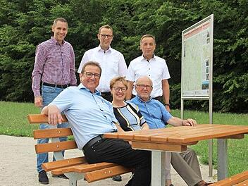 Reiner Bütterich, Franziska Schnauder-Sanke und Heinz Eschenbacher vom Verein "Die romantischen Drei" (sitzend, von links) übergeben die Sitzgruppen an die Bürgermeister (hinten, von links): Martin Bernreuther (Thurnau), Andreas Pöhner (Wonsees) und Bernd Steinhäuser (Kasendorf). Foto: Katharina Müller-Sanke