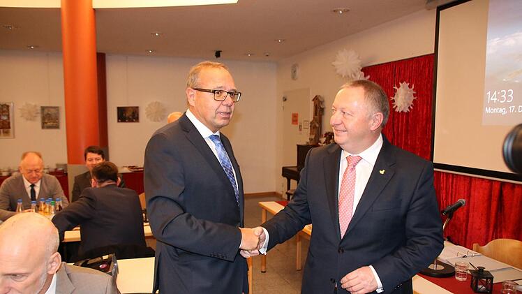 Landrat Thomas Bold gratuliert Jürgen Englert. Foto: Ralf Ruppert