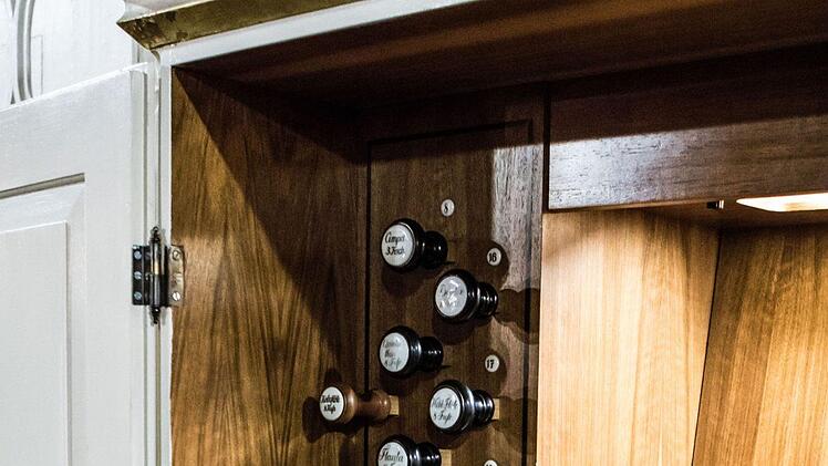 Der Organist Hartmut Leuschner-Rostoski gastierte an der historischen Hofmann-Orgel von St. Georg in Neustadt. Mit Musik vom Barock bis zur Romantik gestaltete er das Abschlusskonzert der 4. thüringisch-fränkischen Orgeltage.Foto: Jochen Berger