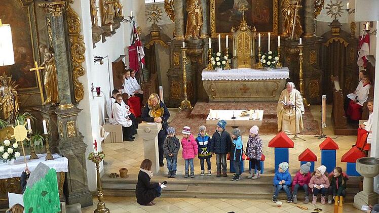 In dem Spiel "Wie die Sonne nach Malon kam" machten die Kinder den Erwachsenen klar, welche Kraft darin steckt, wenn man Gemeinschaft lebt.